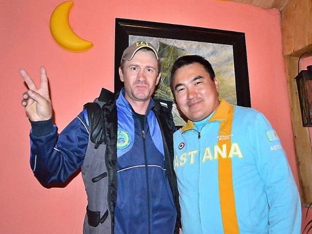 Trener reprezentacji Kazachstanu Sanat Sapażanow (z prawej) i mechanik Denis Tupczenko