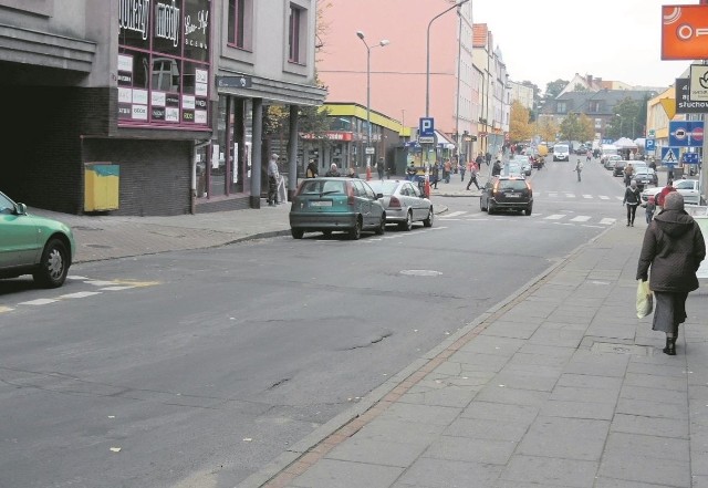 Po lewej stronie jezdni są wyjazdy z posesji, co zabiera kilka miejsc parkingowych. Po prawej stronie nie ma ani jednego wyjazdu