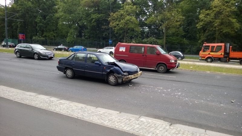 Wypadek na al. Piłsudskiego. Zderzyły się trzy samochody. KORKI  [zdjęcia]