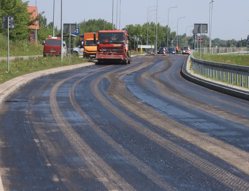 Trwają roboty na drogach w pobliżu lotniska w Radomiu. Uwaga kierowcy - są utrudnienia! (ZDJĘCIA)