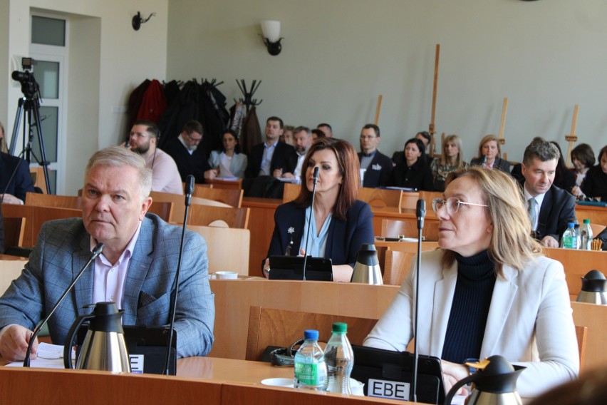 na sesji powiatowej w Bełchatowie rozgorzała gorąca dyskusja...