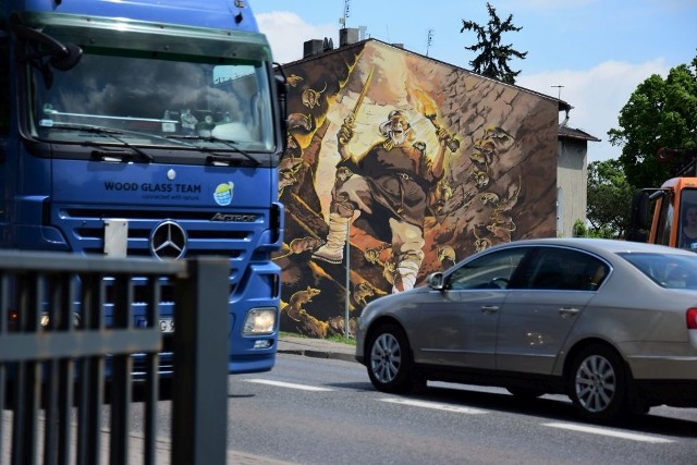 Dzieło stworzone przez Marcina Fołdę, artystę z Inowrocławia, przedstawia legendarnego króla Popiela uciekającego przed myszami. To pierwszy mural w mieście.