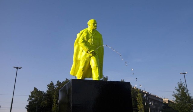 Sikający żółty Lenin, który staną w Nowej Hucie z okazji festiwalu Art Boom w 2014 roku. Prawdziwy pomnik wodza rewolucji zniknął z dzielnicy w 1989 roku. Powrót Lenina oburzył cześć radnych, którzy domagali się usunięcia monumentu. Ten i tak zniknął po festiwalu.