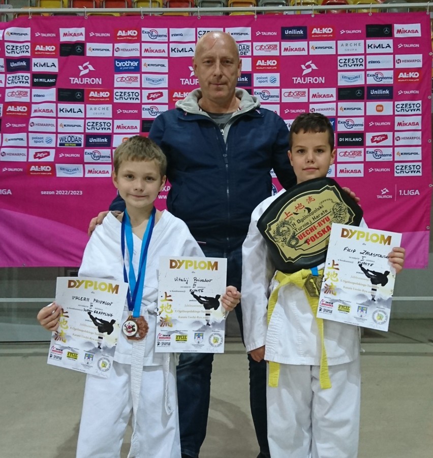 Od lewej: Valerii Privalov, trener Krzysztof Lehmann i Filip...