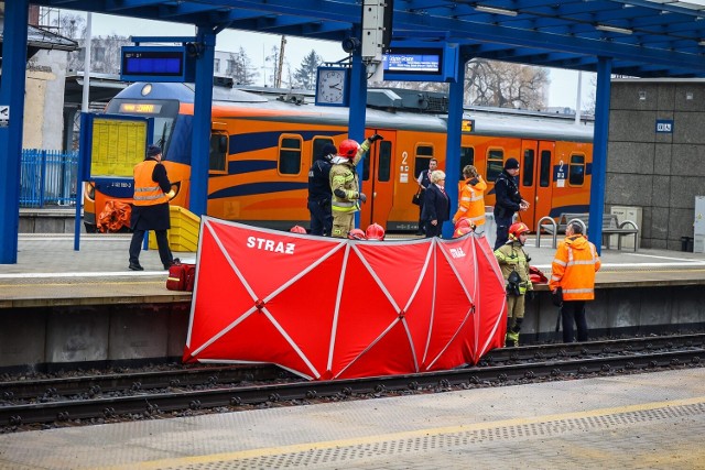 Jeden z pasażerów wpadł wprost pod koła ruszającego pociągu relacji Przemyśl - Gdynia, jadącego w stronę Poznania.