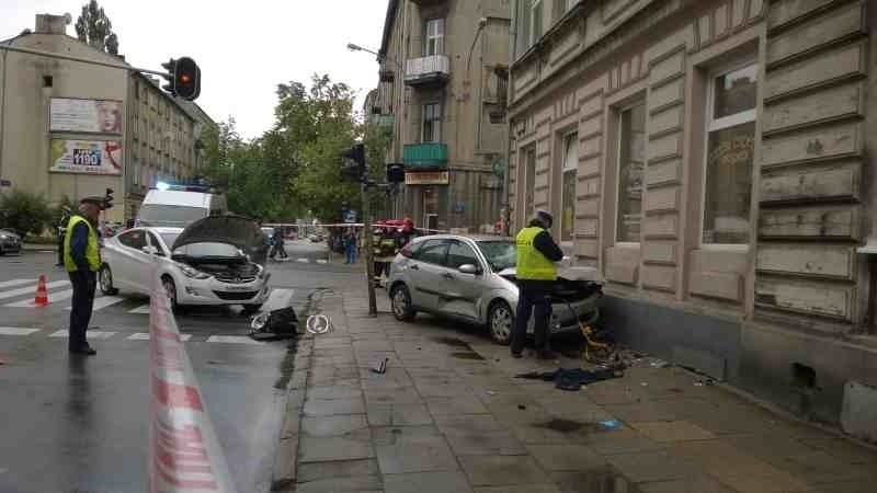 Wypadek na ul. Żeromskiego. Samochód uderzył w budynek [zdjęcia, FILM]