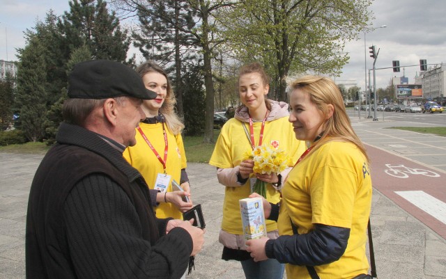 Serce okazał Jan Chruściel i przekazał datek wolontariuszkom: Sylwii Zagórskiej, Oli Stępień i Karinie Garbat.