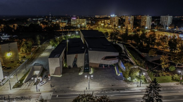 Tak wygląda Toruń nocą. Zobacz niesamowite zdjęcia z drona z widokiem na panoramę miasta na kolejnych slajdach galerii.