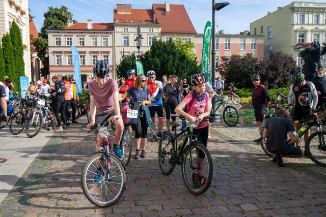 W drugą niedzielę września ze Starego Rynku wystartował drugi rowerowy rajd w ramach Rowerowej Stolicy Polski, o tytuł której Bydgoszcz walczy razem z ościennymi gminami jako jedna drużyna Metropolii Bydgoszcz.  Tym razem trasa wiedzie do Wierzchucic nad Jezioro Wierzchucińskie. Rowerzyści  mają do pokonania blisko 25 km, m.in., niedawno oddaną do użytku drogą dla rowerów przy ul. Grunwaldzkiej, a następnie – urokliwym Szlakiem Pól Malowanych. Rajd zakończy się w „Starym Młynie”  w Wierzchucicach. W przyszłą niedzielę (20 IX) będzie kolejny przejazd, będący okazją, by wspólnie kręcić kilometry w rywalizacji miast o Puchar Rowerowej Stolicy Polski - będzie można wybrać się rowerem z Bydgoszczy do Koronowa. Zapisy poprzez stronę b4sportonline.pl/Puchar_Rowerowej_Stolicy_Polskirozpoczynają się już w poniedziałek. Z zapisami nie warto zwlekać, bo lista 150 miejsc zapełnia się błyskawicznie.Przypominamy, że każdego dnia w drodze do szkoły, pracy lub rekreacyjnie kręcić można i warto kilometry, które będą się liczyć w rywalizacji. Wystarczy pobrać bezpłatną aplikację na telefon dostępną na stronie www.rowerowastolicapolski.pl.