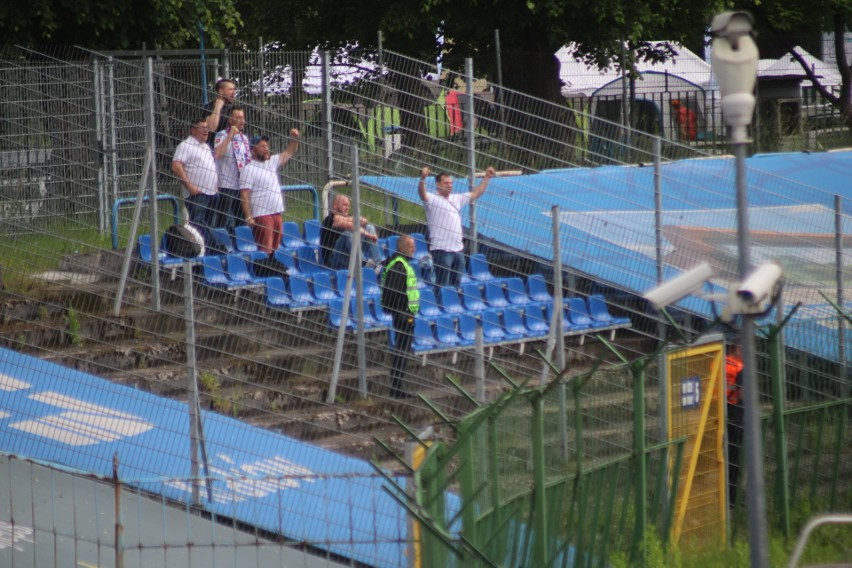 Było ich sześciu. Kibice Sokoła Ostróda na meczu z Hutnikiem. 500 kilometrów w jedną stronę ZDJĘCIA