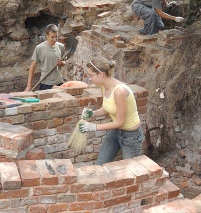 Przy pracach archeologicznych, prowadzonych pod nadzorem Polskiej Akademii Nauk, pomaga młodzież z miasta i okolic