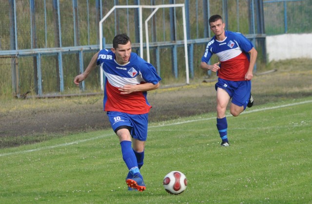 Krzysztof Rzeszowski (przy piłce) jest obecnie najlepszym strzelcem Granatu, ma 10 goli na koncie. Artur Kuliński (z prawej) zdobył zaś dwie bramki w ostatnim meczu z kazimierską Spartą.