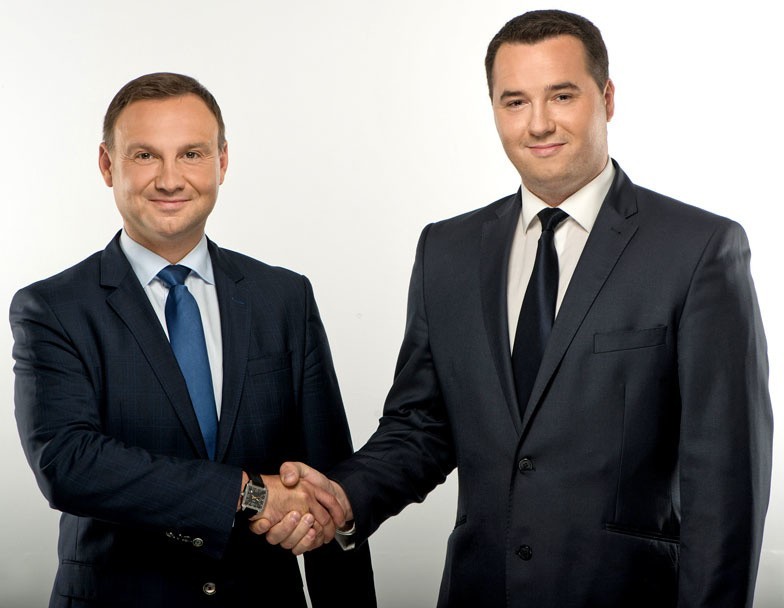 Burmistrz Zakliczyna Dawid Chrobak (z prawej) za swoją pracę...