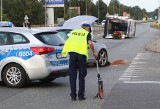 Groźny wypadek pod Wrocławiem. Karetka przewożąca pacjenta, wylądowała na boku. Droga zablokowana!