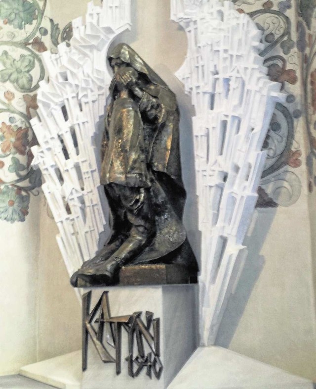 Kompozycja rzeźbiarska z napisem "Smoleńsk 2010" (u góry po lewej stronie) jest uzupełnieniem stojącej  od 15 lat w kościele św.Krzyża Piety Katyńskiej autorstwa Czesława Dźwigaja.