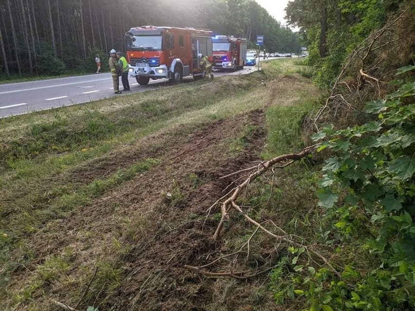 Wypadek na DK 65 na trasie Białystok - Knyszyn. Subaru dachowało i uderzyło w drzewo. Kierowca trafił do szpitala [ZDJĘCIA]