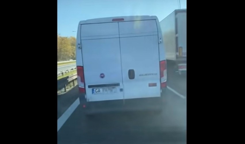 Bus blokuje przejazd karetki pogotowia na autostradzie A4