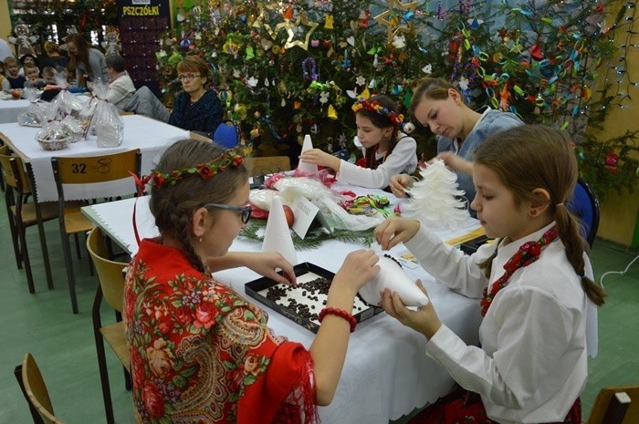 Nowy Sącz. W Dniu Tradycji uczniowie piekli pierniki i uczyli się robić na drutach