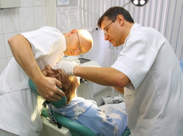 Ordynator oddziału dr Roman Sadowski (z prawej) sprawdza efekty zabiegu u jednej z pacjentek. Asystuje mu dr Piotr Hudała.