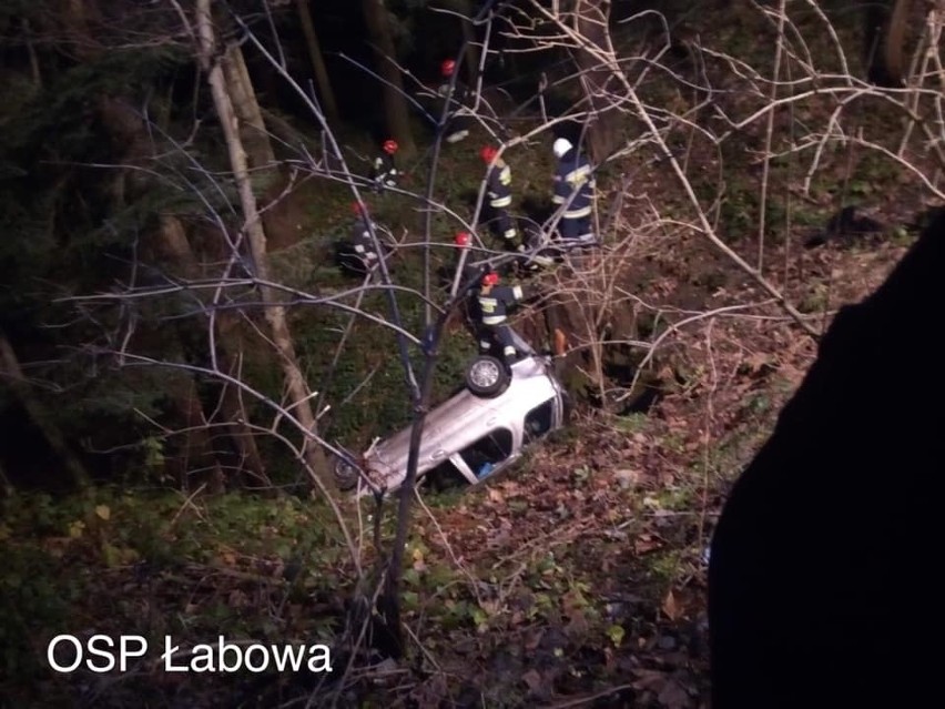 Łabowa. Samochód osobowy spadł w przepaść. Jedna osoba trafiła do szpitala [ZDJĘCIA]