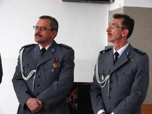 Aspiranta sztabowego Leszka Dębka (z lewej) na funkcji komendanta Komisariatu Policji w Małkini zastąpił komisarz Grzegorz Przesmycki (z prawej)