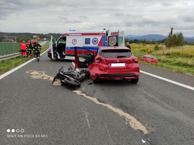 Krzyszkowice. Zderzenie osobówki z motocyklem na zakopiance. Są utrudnienia 