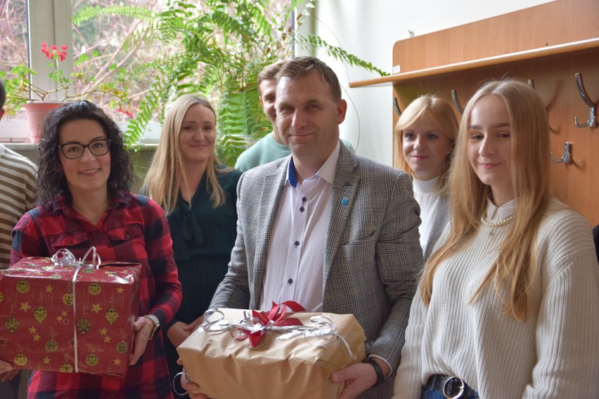 Pracownicy Starostwa Powiatowego w Starachowicach przygotowali Szlachetną Paczkę dla rodziny pana Franciszka. Zobacz zdjęcia