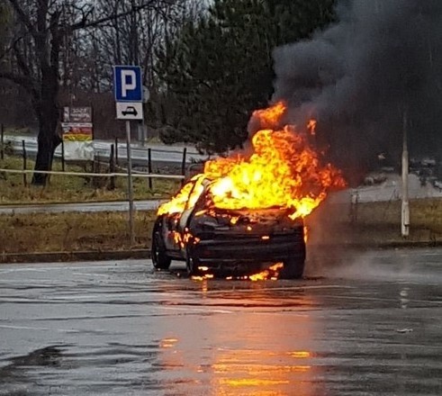 Samochód palił się na parkingu przy zamkniętej dwa lata temu stacji benzynowej przy DK 28