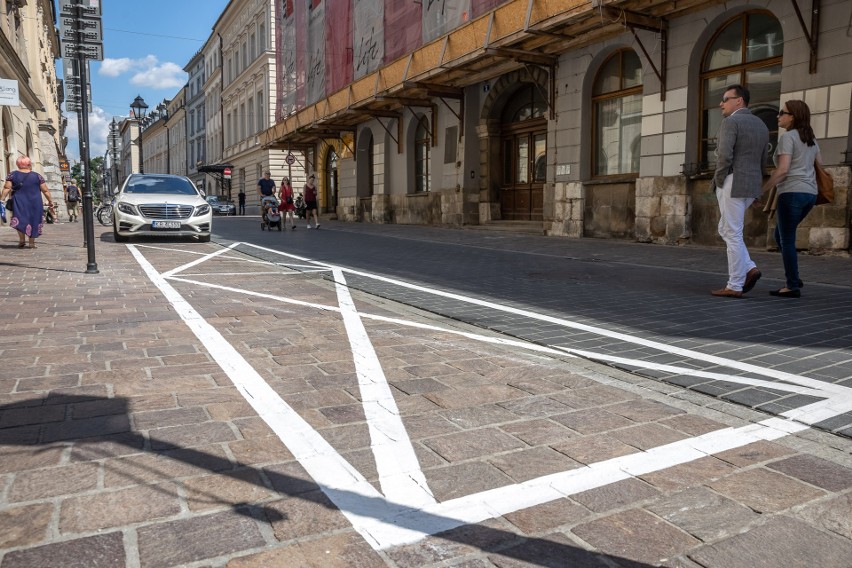 Urzędnicy wylewają farbę na zabytkowe ulice Starego Miasta. Czy tak to musi wyglądać?