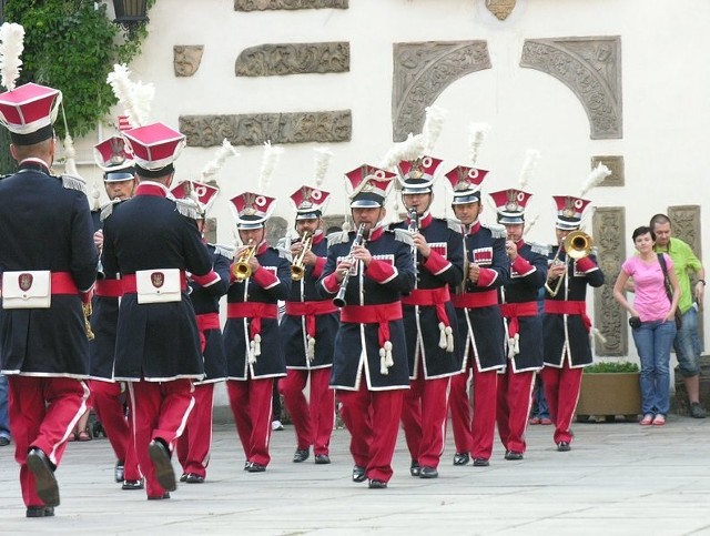 Na zamku pokaz musztry paradnej dała wojskowa orkiestra z Krakowa.