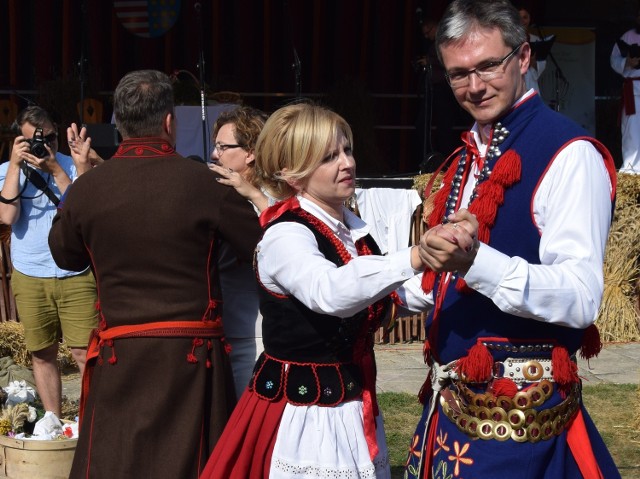 Starościna dożynek  Joanna Woch i marszałek Adam Jarubas mieli mnóstwo siły. Po długiej ceremonii jeszcze dziarsko tańczyli.