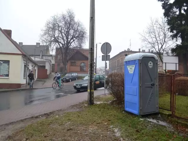 postawiono w Koronowie kilkadziesiąt metrów od Rynku, tuż obok zamkniętego szaletu publicznego, który w czas zimy będzie nieczynny