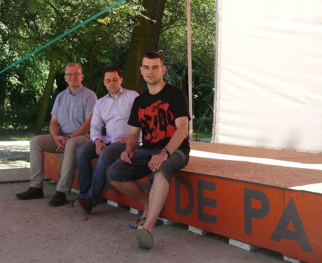 - Zapraszamy na koncerty na scenie plenerowej &#8211; mówią Waldemar Kordziński (od lewej), Marek Mieńkowski i Przemek Kordziński, pomysłodawcy Parkowa Fest.