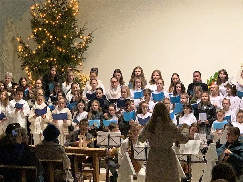 Uczniowie zaśpiewali kolędy na pomoc katedrze opolskiej