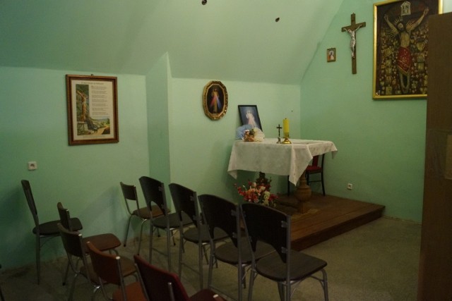 Druga kaplica została ulokowana w pomieszczeniu na parterze budynku, które nie ma okien. Niestety, szpital nie ma innego wolnego miejsca, które mógłby przeznaczyć pod kaplicę