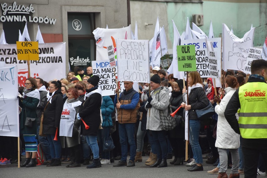 Protest w Rybniku: Pikieta pracowników jednostek miejskich pod Urzędem Miasta WIDEO ZDJĘCIA