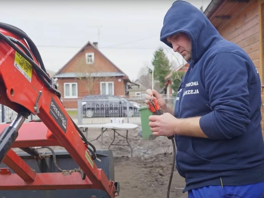 Jarek pod nieobecność Andrzeja postanowił naprawić traktor