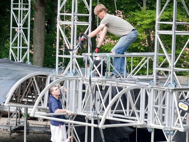 Scena budowana wczoraj w Dolinie Charlotty jest największa, jaką dotąd postawiono w tutejszym amfiteatrze. Uderzy z niej moc ok. 200 tys. watów.