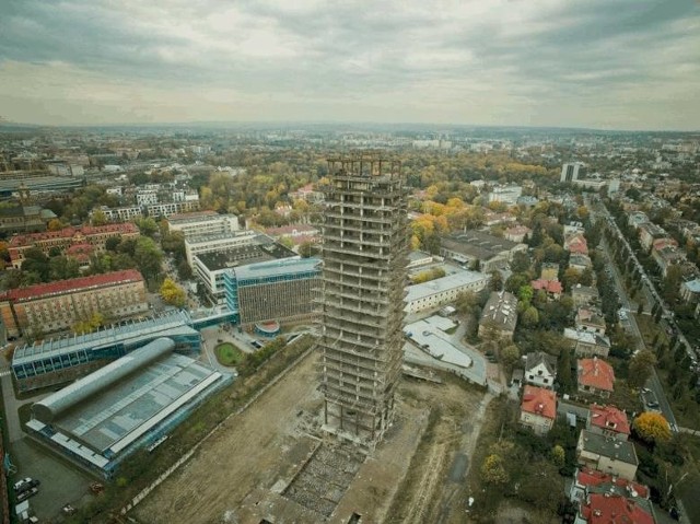 Tak obecnie wygląda „szkieletor” po rozbiórkach w jego otoczeniu