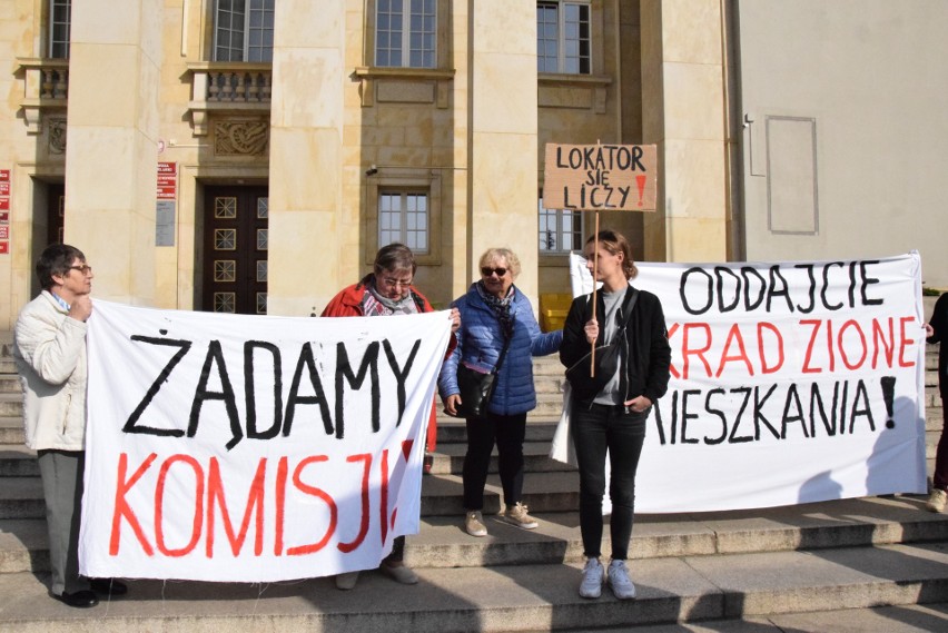 „Stop bandyckiej prywatyzacji” - protest sprzedanych lokatorów pod oknami wojewody