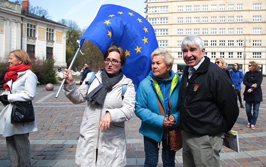 Do Europy, marsz! Radosna Parada Mieszkowa zorganizowana przez KOD przeszła ulicami Krakowa [ZDJĘCIA]