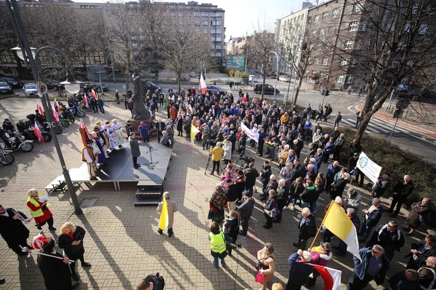 Spotkanie wiernych pod pomnikiem Jana Pawła II - modlili się...