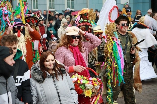 W ostatnią niedzielę karnawału (11 lutego 2024) ulicami Włocławka przejdzie tradycyjny Korowód Grup Zapustnych. Zobaczcie, jak bawiono się podczas ubiegłorocznego wydarzenia.