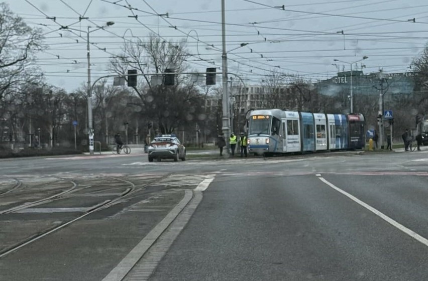 Wykolejenie tramwaju linii 14 na placu Bema we Wrocławiu