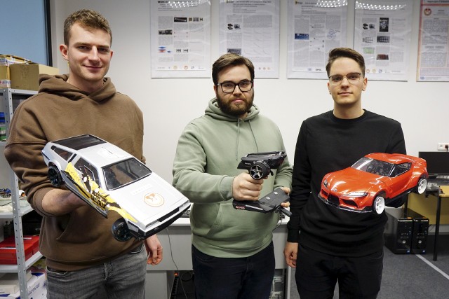 Studenci Politechniki Lubelskiej skonstruowali elektryczne auta w skali 1:10.