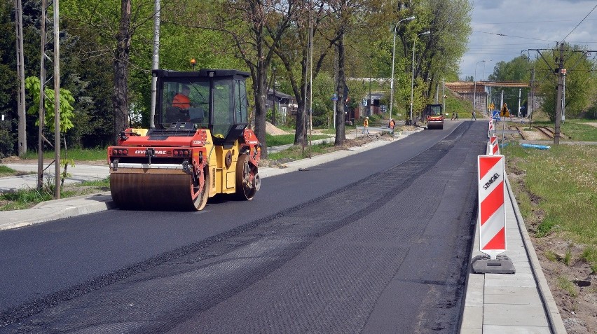 Leją asfalt na ul. Warszawskiej