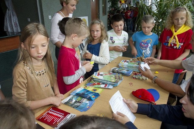 Dzieci w Spodkach m.in. odpowiadały na pytania dotyczące bezpiecznego zachowania się na drodze. Za poprawne odpowiedzi dostawały nagrody.