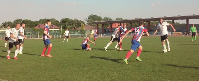           Garbarnia Kraków  wygrała w Sandomierzu 1:0, ale Wisła wysoko zawiesiła poprzeczkę liderowi i była bliska sprawienia niespodzianki. Zabrakło jednak szczęścia i skuteczności. Garbarnia zrobiła więc kolejny ważny krok do wygrania rywalizacji w trzeciej lidze i gry w barażach.   