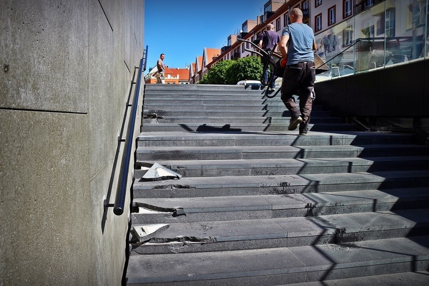 Granitowa kula w Przejściu Świdnickim