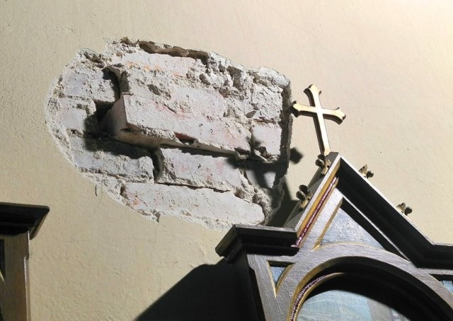 Robotnicy prowadzący przebudowę starego szpitala w Oleśnie uszkodzili zabytkową kaplicę św. Franciszka. Łyżką koparki zrobili niemal dziurę w ścianie.
